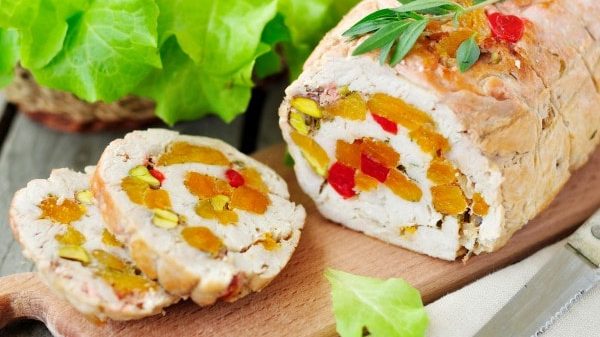 рулет з індички із сухофруктами